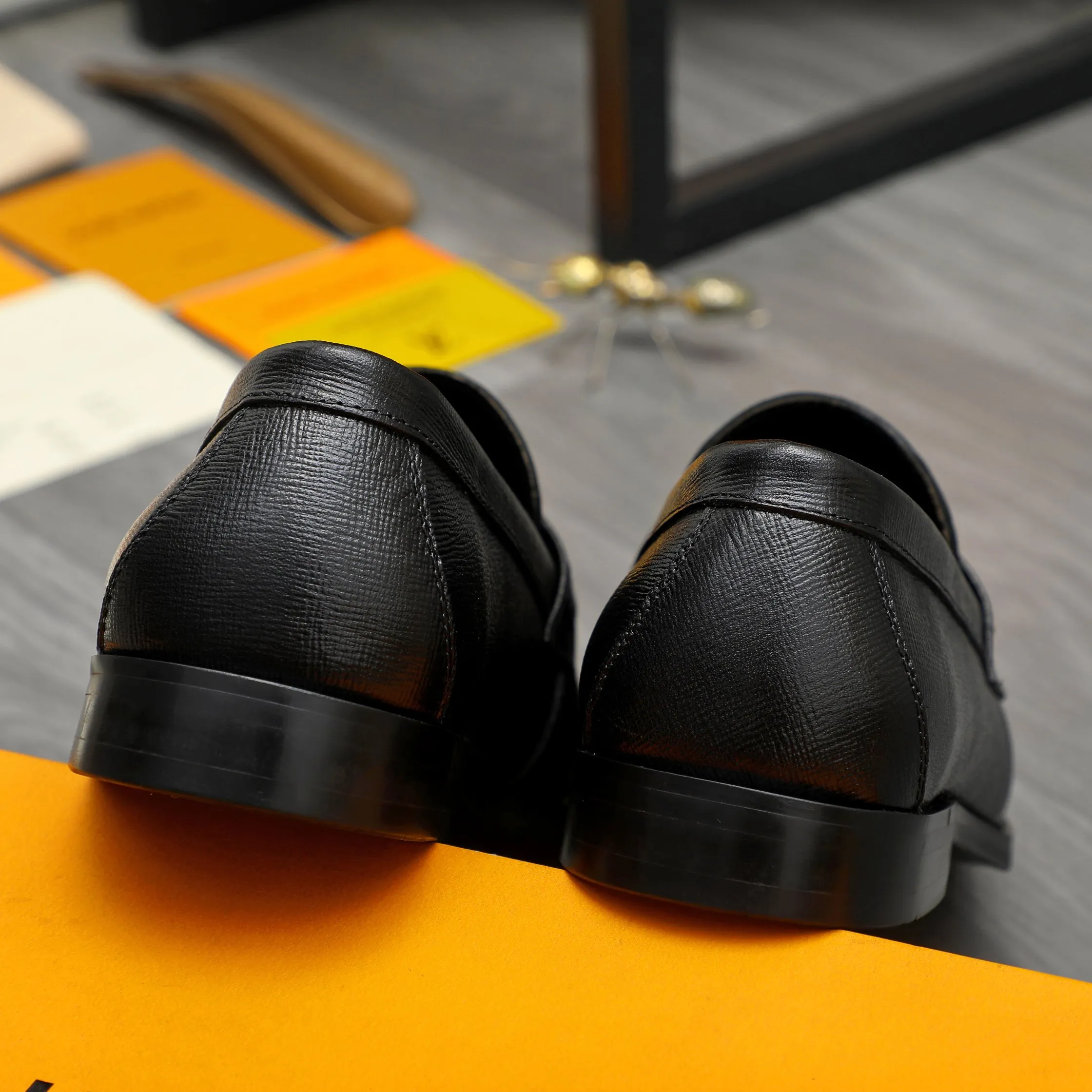 Men's shoes 💰p460 Product trademark: LV (Louis Vuitton) business slip-on leather shoes. Regular size: 38-45 (45 is custom-made and non-returnable) Product materials: Selected high-quality vertical grain cowhide upper, cowhide lining, original rubber outsole
